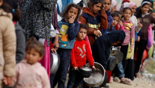 Gazze'nin kuzeyinde halkın yemek zorunda kaldığı hayvan yemleri bile tükendi